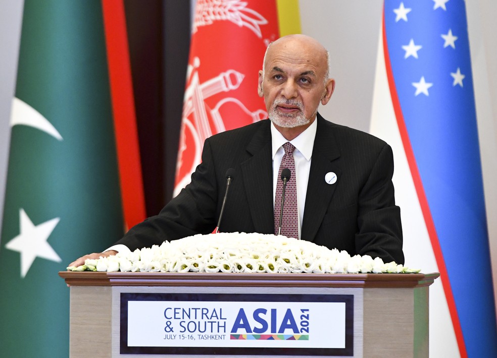  O presidente do Afeganistão, Ashraf Ghani, durante discurso na conferência de 2021 da Ásia Central e Sul em Tashkent, no Uzbequistão, em 16 de julho de 2021 — Foto: AP