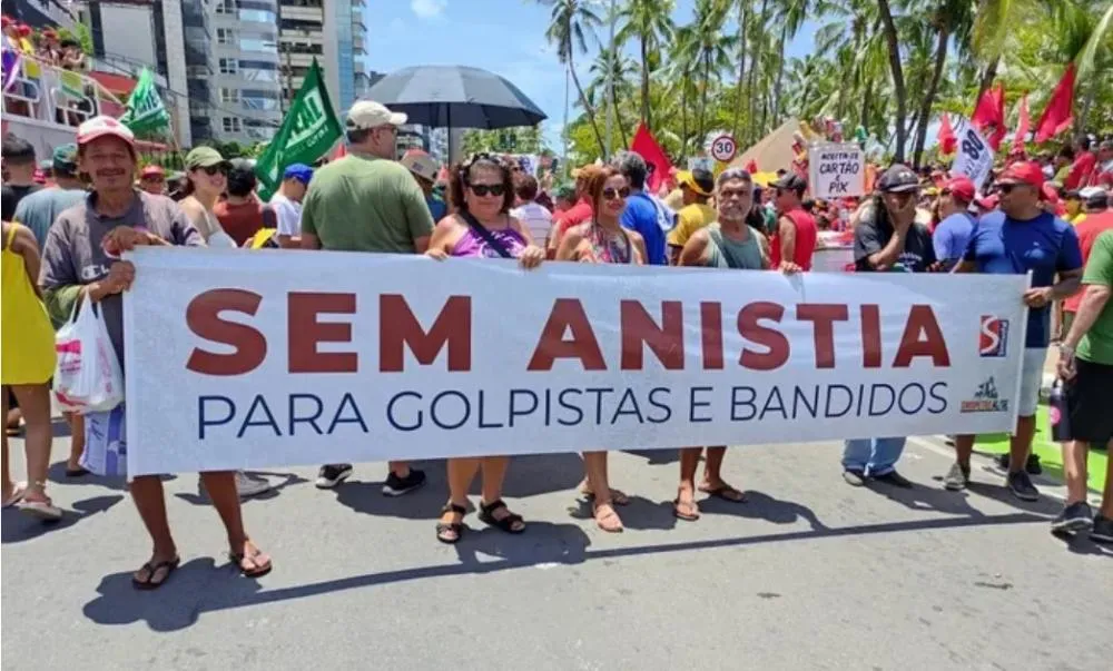 Manifestantes se reúnem na orla de Maceió contra a PEC da Blindagem