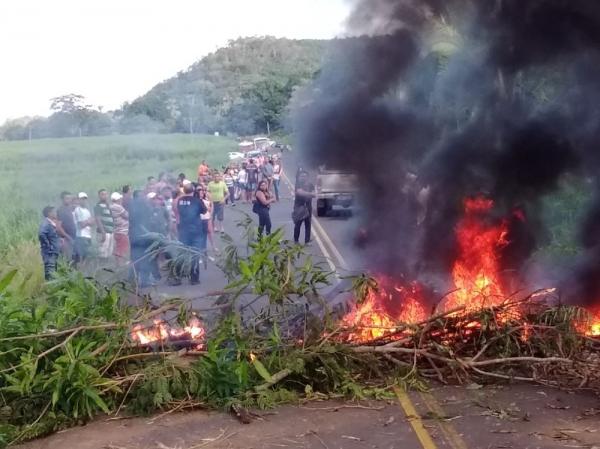 Trânsito na PI-112 foi bloqueado por barricada feita pelos moradores. (Foto: Reprodução/Portal Clique União)
