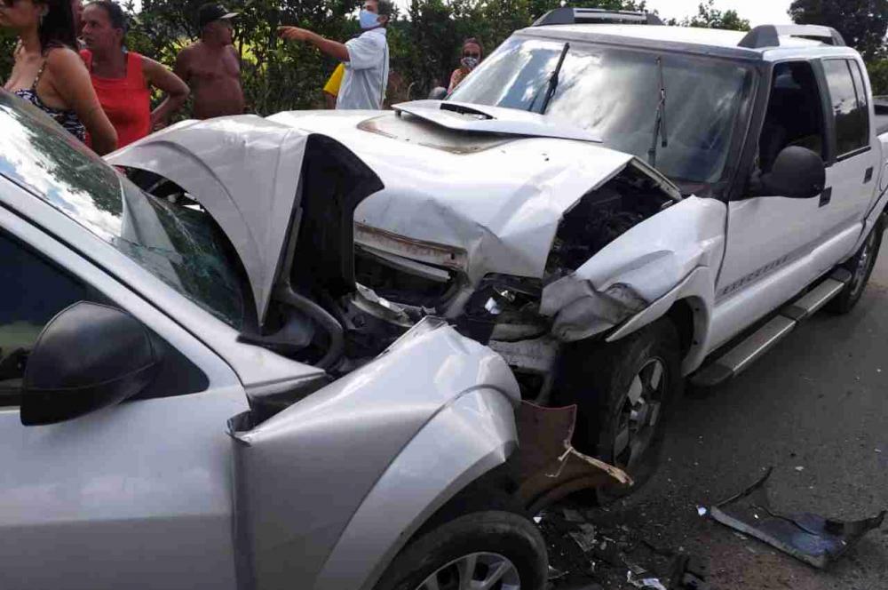 Veículos colidiram frontalmente na BR-104, em São José da Laje | © BR104