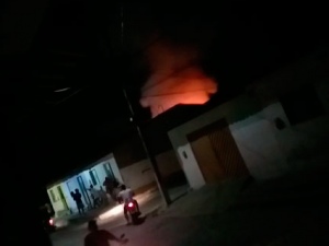 Incêndio de grandes proporções atingiu residência em São José da Laje FOTO: REPRODUÇÃO