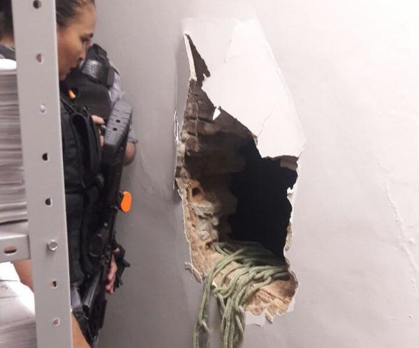 Criminosos fazem buraco em parede de agência da Caixa Econômica Federal no Piauí (Foto: Divulgação / PM)