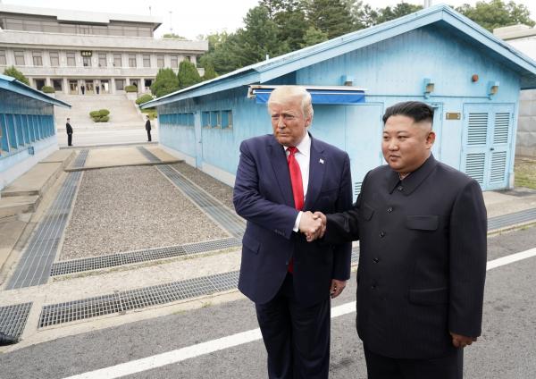 Trump e Kim Jong-un se encontram na zona desmilitarizada entre a Coreia do Norte e a Coreia do Sul neste domingo (30) — Foto: REUTERS/Kevin Lamarque