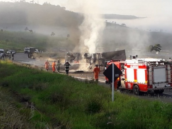 Carga com garrafas de Vodka e sardinha foi saqueada na BR-101 FOTO: REDES SOCIAIS