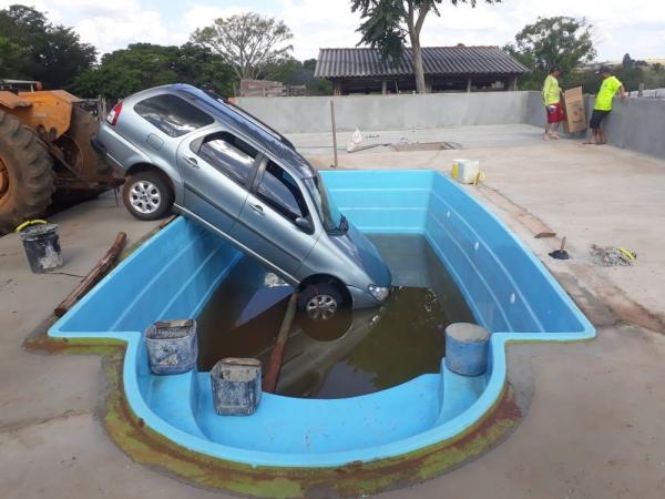 Carro cai dentro de piscina após criança de 2 anos dar partida — Foto: Luis Eduardo Vanzeli/Arquivo pessoal
