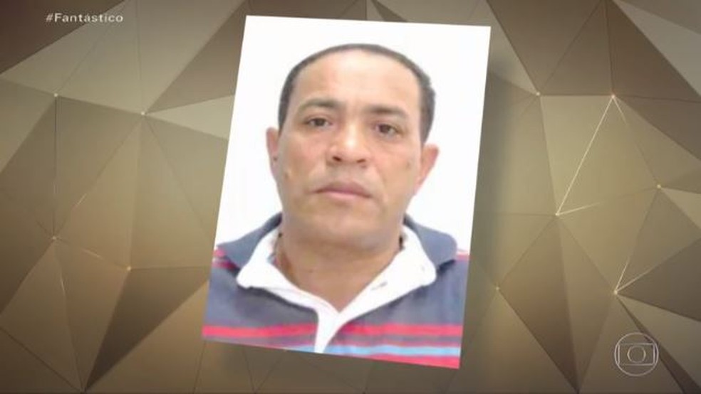 Motorista que pulou de ônibus que caiu se apresenta à poolicia em João Monlevade. — Foto: Reprodução/Fantástico