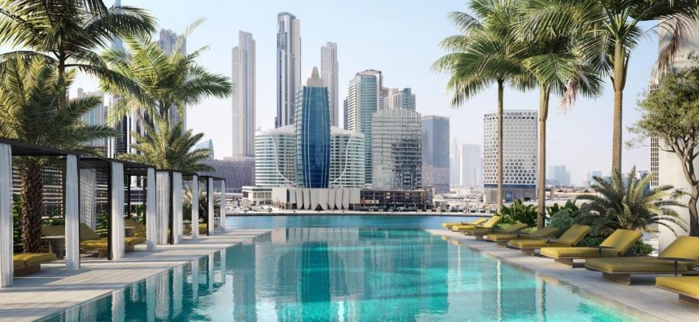 Piscina do The Residences Dorchester Collection Dubai, um dos hotéis de luxos que abrem na pandemia Imagem: Divulgação