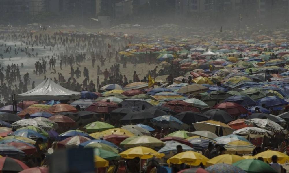 Indiferença: apesar das recomendações de isolamento durante a pandemia e do aumento dos casos, Ipanema teve domingo de praia cheia Foto: Márcia Foletto / Agência O Globo