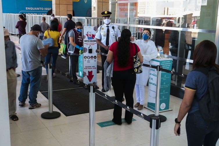 © Fornecido por RedeTV! Shoppings do Distrito Federal precisam medir a temperatura do cliente. Uso de máscara também é obrigatório em locais públicos - (Marcello Casal Jr/Agência Brasil)