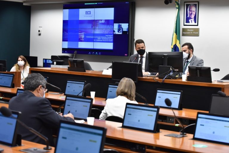 Comissão da Câmara discute o aproveitamento de créditos obtidos em escolas técnicas - (Foto: Zeca Ribeiro/Câmara dos Deputados)