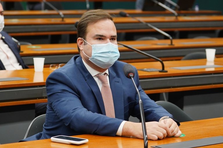 Cacá Leão defende o julgamento por técnica e preço em vez de apenas o preço - (Foto: Pablo Valadares/Câmara dos Deputados)