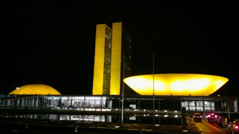 Câmara e Senado costumam se iluminar em datas especiais - (Foto: Pierre Triboli)