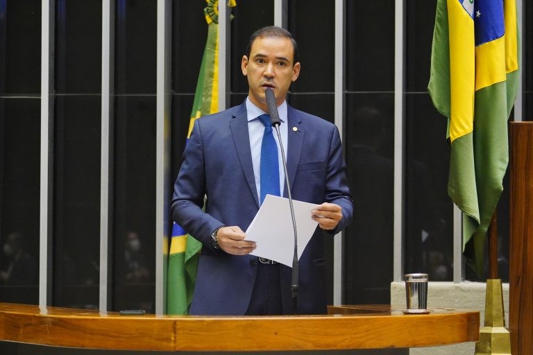 Vicentinho Júnior: projeto vai ajudar cidades afetadas por tragédias - (Foto: Pablo Valadares/Câmara dos Deputados)