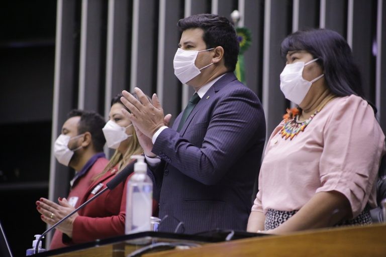 Deputados Carlos Veras e Joênia Wapichana - (Foto: Paulo Sérgio/Câmara dos Deputados)