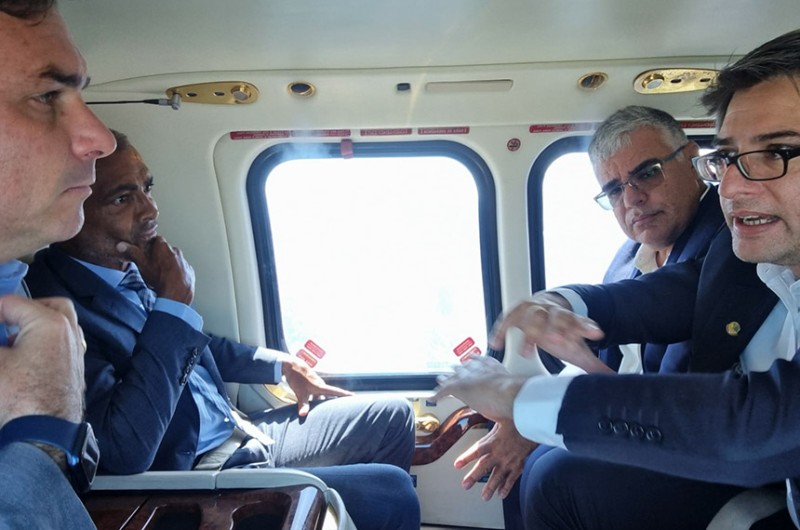 Senadores Flávio Bolsonaro, Romário, Eduardo Girão e Carlos Portinho sobrevoaram as áreas atingidas pelas enxurradas - Assessoria Senador Carlos Portinho