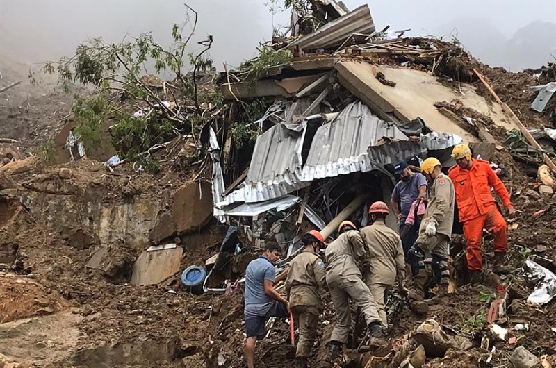 Deslizamentos de encostas soterraram casas e causaram mortes em Petrópolis, em fevereiro - CBMERJ