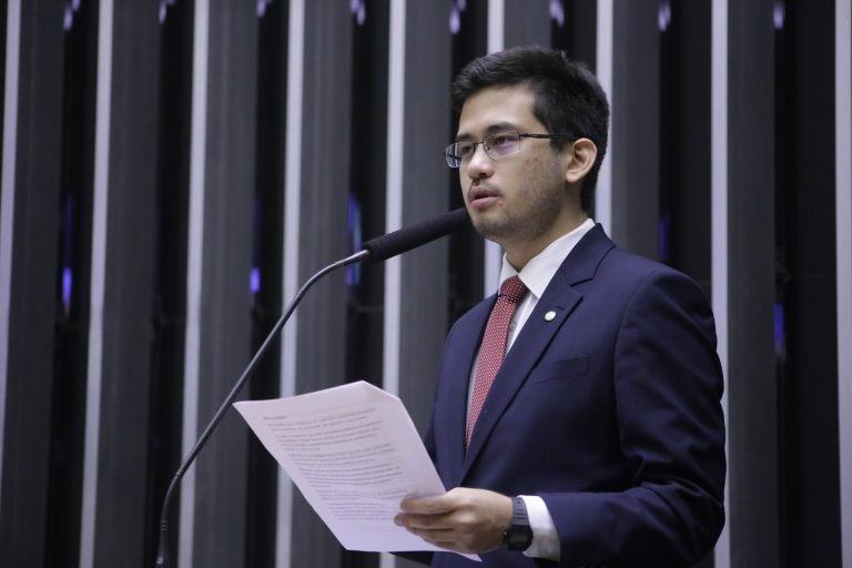 Kim Kataguiri afirma que a proposta desburocratiza o serviço militar - (Foto: Paulo Sergio/Câmara dos Deputados)