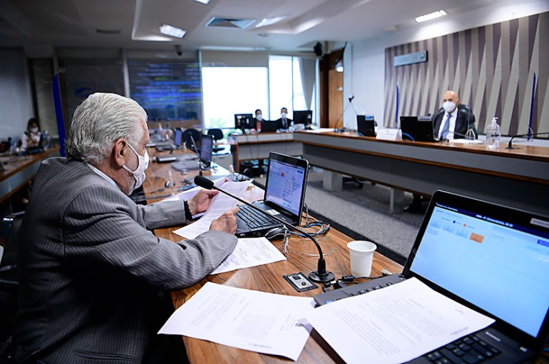 Proposta foi aprovada com emendas do relator, senador Jaques Wagner (de cinza). Para ele, o primeiro passo para uma sociedade sustentável, é cobrar do poder público o uso racional de água e energia elétrica - Pedro França/Agência Senado