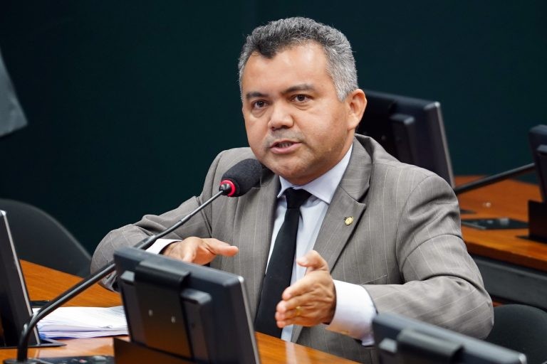 Cleber Verde lembra que muitos idosos são o principal suporte financeiro das famílias - (Foto: Pablo Valadares/Câmara dos Deputados)