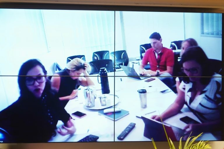 Clariça Rodrigues (E): compra e distribuição dos remédios já foram normalizadas - (Foto: Pablo Valadares / Câmara dos Deputados)