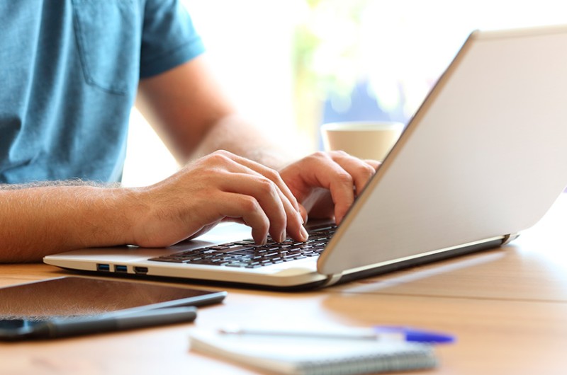 Medida provisória pretende dar maior segurança jurídica a esse modelo de trabalho e definir critérios para uso do auxílio-alimentação - PantherMedia / Antonio Guillen Fernández