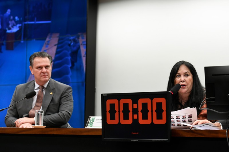 Carlos Fávaro, que leu relatório do projeto, e a presidente da CMO, Rose de Freitas, na reunião desta terça - Edilson Rodrigues/Agência Senado