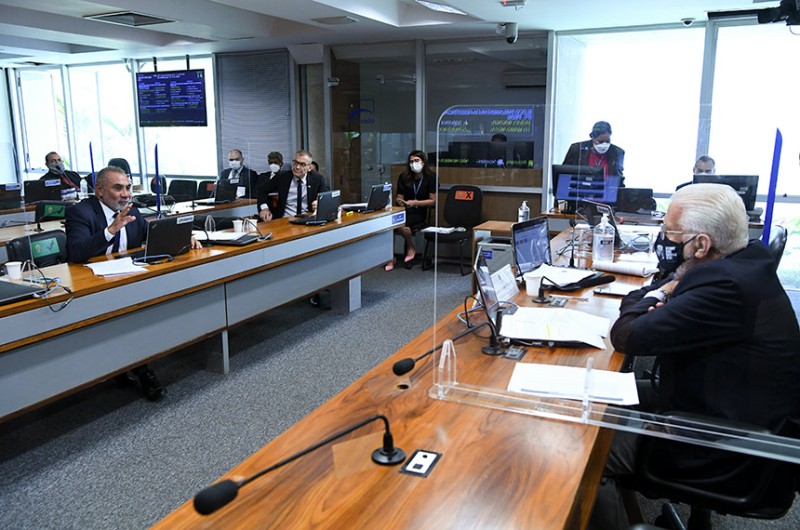 Um dos projetos em análise, de autoria do senador Telmário Mota (à esq.), facilita a conversão de multas em projetos e serviços de preservação do meio ambiente - Geraldo Magela/Agência Senado